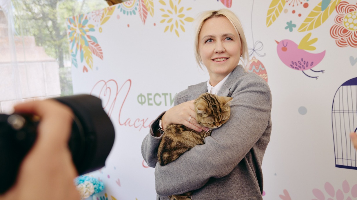 Председатель Комитета общественных связей и молодежной политики города Москвы Екатерина Драгунова держит на руках кошку из приюта