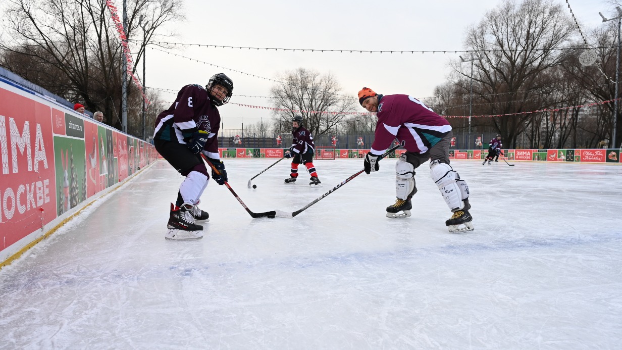 Игрок районной хоккейной команды «Нагатино» Александр Искра и его отец, тренер Иван Искра тренируются на территории катка на Затонной улице в рамках проекта «Семейные игры»