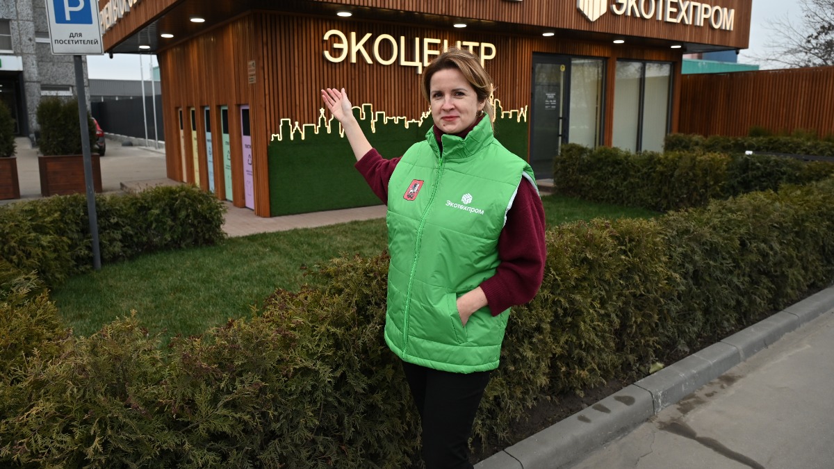 Руководитель пресс-службы регионального оператора по обращению с твердыми коммунальными отходами города Москвы АО «Экотехпром» Мария Захарова показывает новый экоцентр, открытый на юге столицы. Он работает на улице Подольских Курсантов