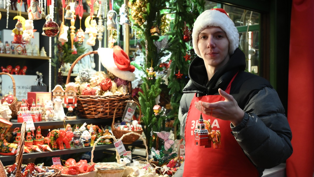 Продавец Никита Кадов в шале на Тверской площади предлагает приобрести миниатюру Кремля. Для многих горожан это один из главных символов России, а под бой курантов все стараются загадать заветное желание