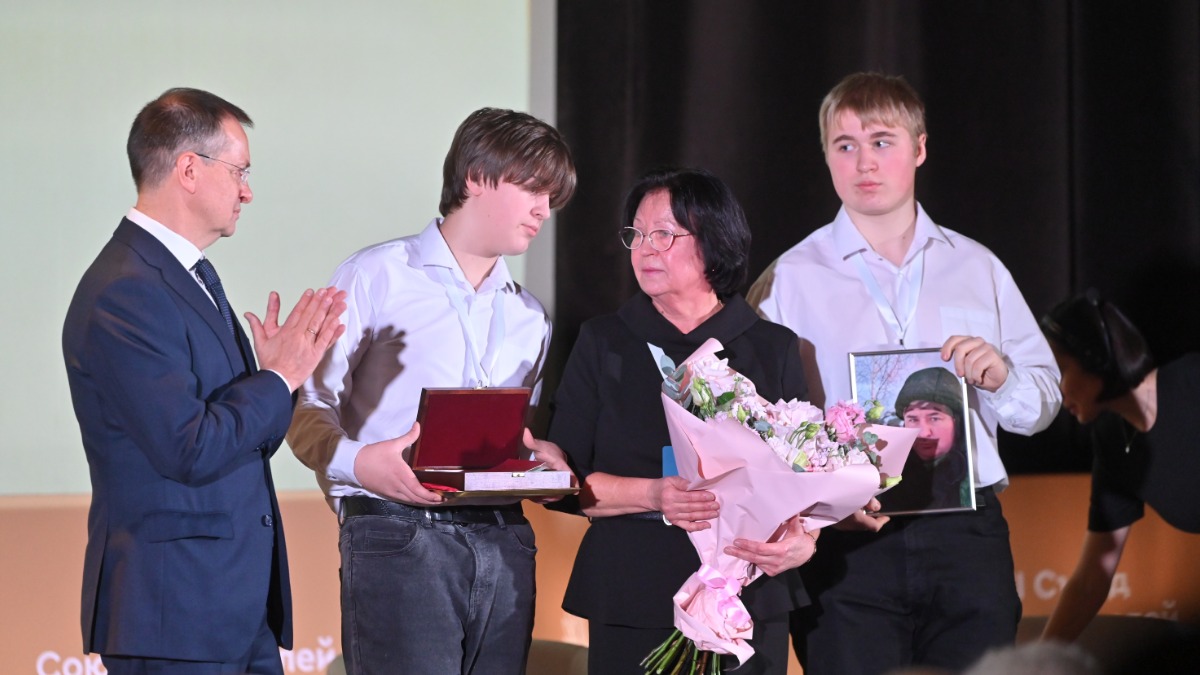 Глава Союза писателей России Владимир Мединский вручил орден Мужества матери погибшего на СВО писателя Алексея Полуботы и его сыновьям Михаилу и Никите