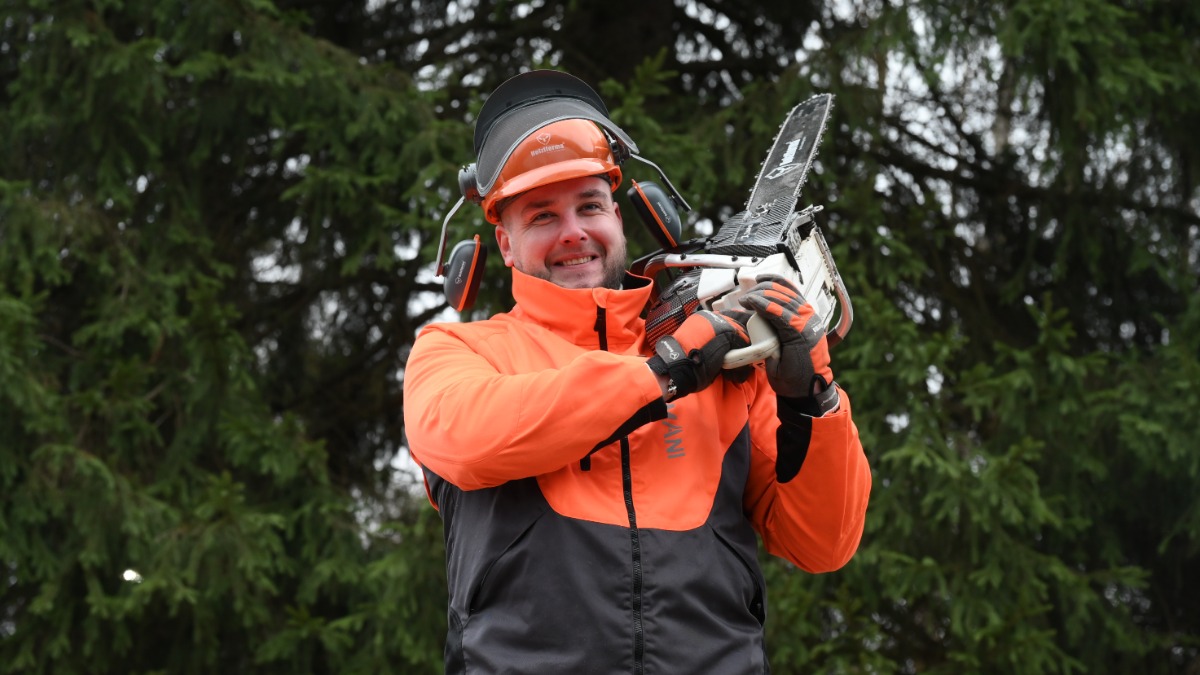 Начальник лесопожарной станции «Талдом» Максим Рябов готовится к спилу главной елки страны, которая украсит Соборную площадь