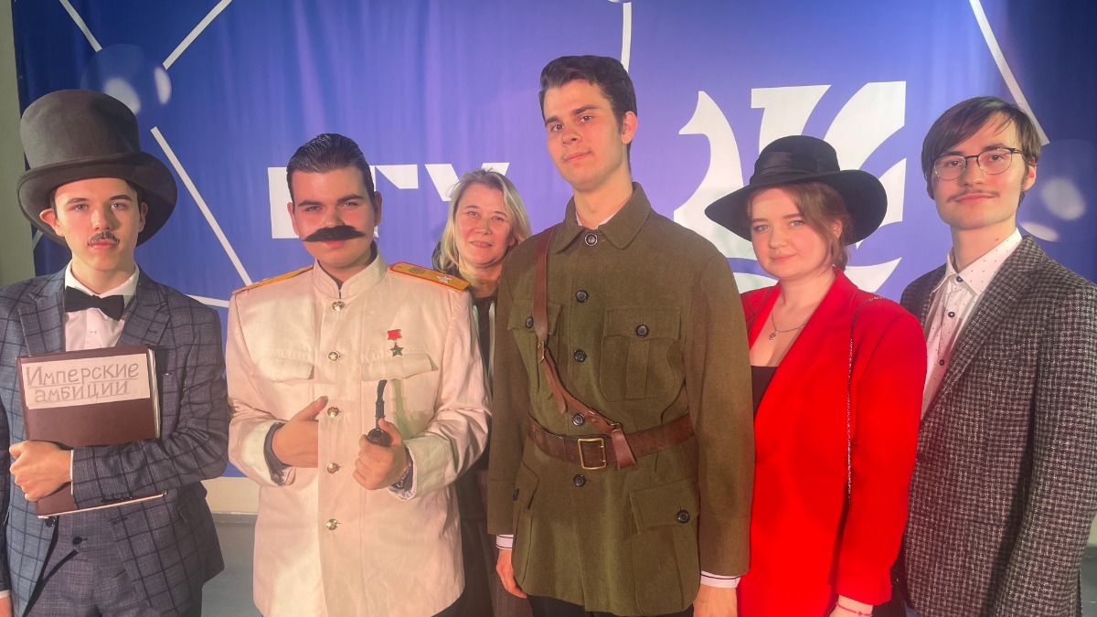 Команда из Москвы: Даниил Крыскин в роли Клемента Эттли, Макар Елисеев в роли Иосифа Сталина, куратор Мария Дворковая, Кирилл Арсоев в роли Чана Кайши, Анастасия Кудрявцева в роли Мелании Трамп и Дмитрий Примак