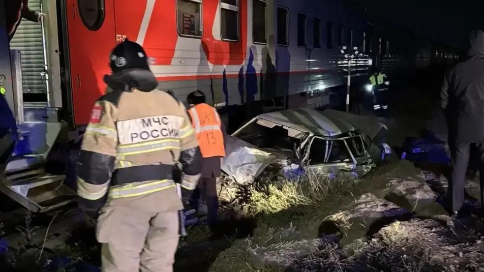 Поезд Адлер — Санкт-Петербург столкнулся с легковушкой на переезде