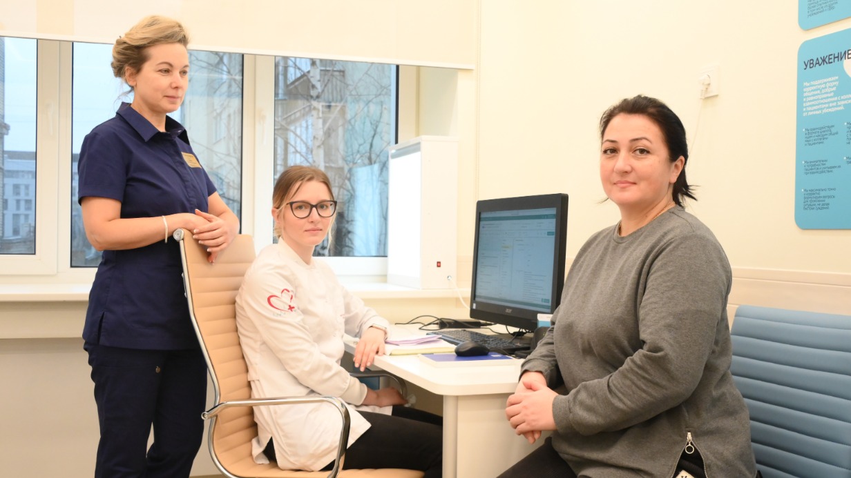 Заведующая терапевтическим отделением Елена Савина, врач Екатерина Петрушина и пациент Зульфия Купцова в филиале № 2 поликлиники № 64, который открылся после реконструкции.