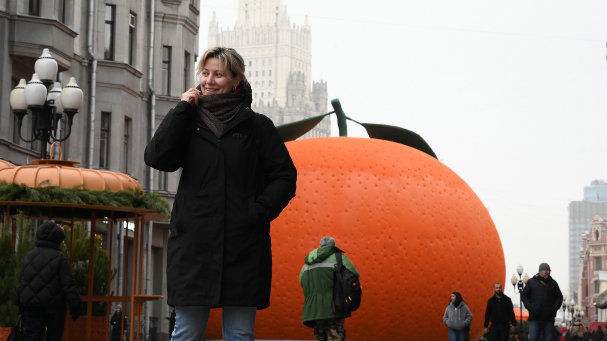 Москвичка Наталья Гарцева у зимнего арт-павильона «Мандарин» проекта «Сделано в Москва»