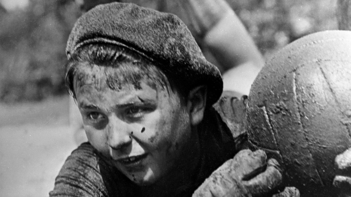 Юный вратарь во время футбольного матча в Москве