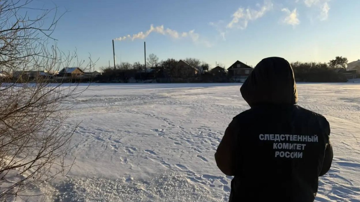 Автомобиль провалился под лед на озере в Курганской области, один человек утонул