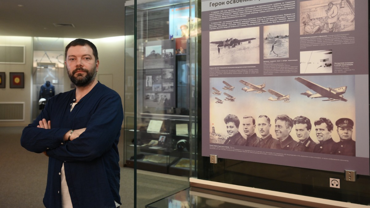 Алексей Лучкин, заместитель директора Государственного музея обороны Москвы, в открывшемся после капитального ремонта обособленном отделе музея — Музее Героев Советского Союза и России. За его спиной — часть основной экспозиции, посвященная полярникам 1930-х годов