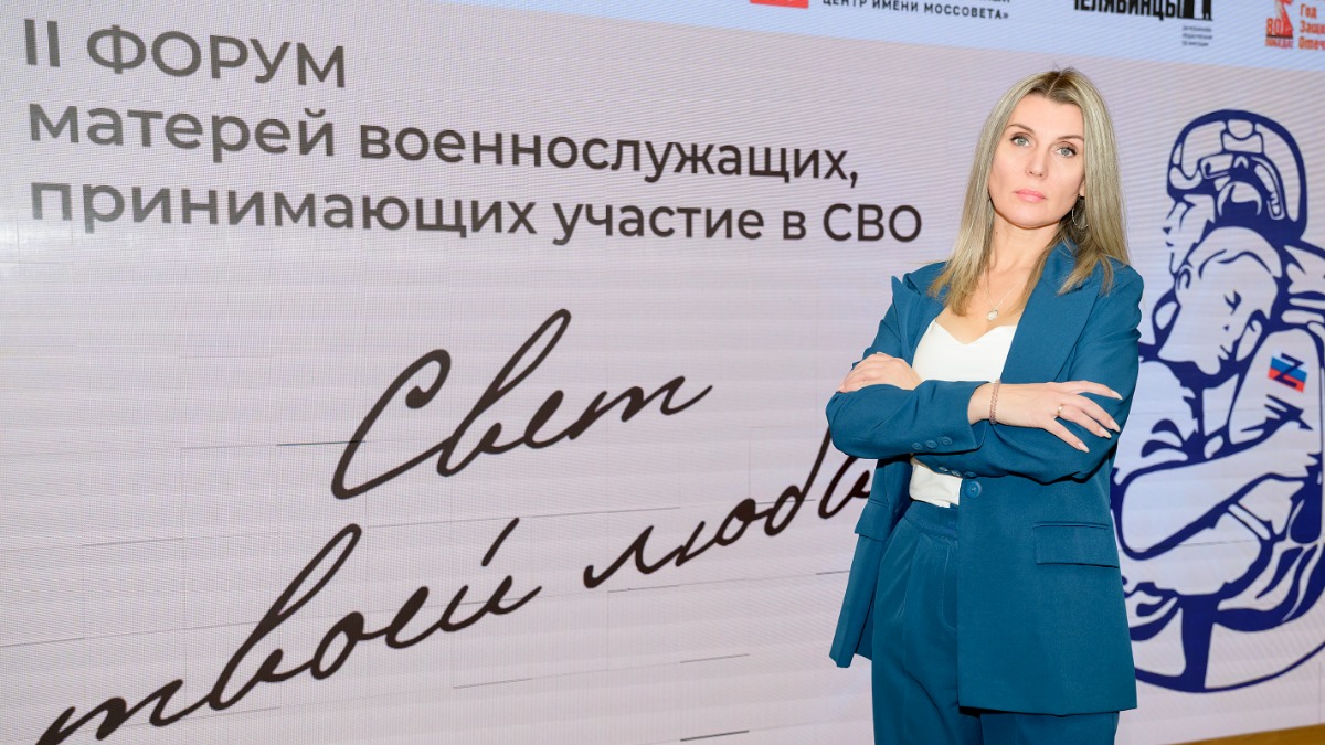 Мать четверых сыновей, двое из которых — участники спецоперации, Татьяна Яровая на торжественном открытии форума «Свет твоей любви». В свободное от работы время женщина выезжает в госпитали к раненым бойцам, передает им домашнюю еду