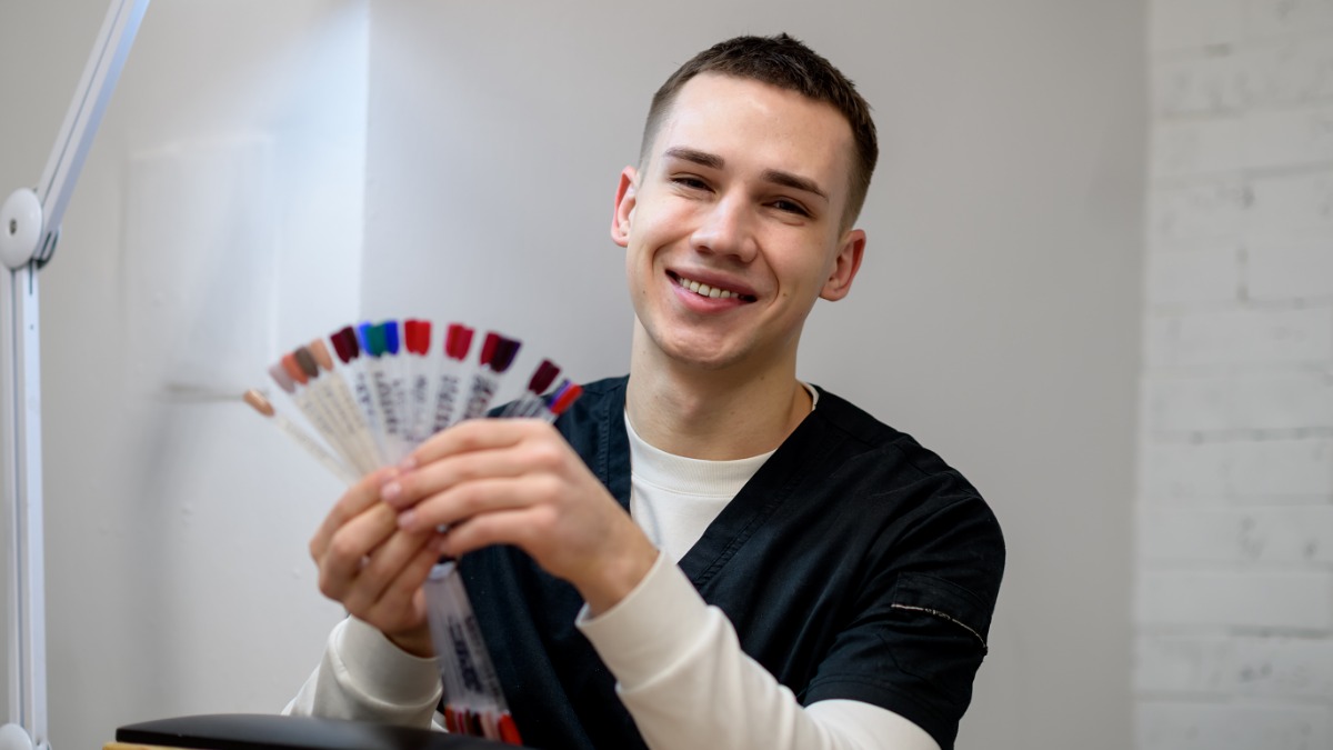 Мастер ногтевого сервиса и преподаватель Даниил Кондратьев уверен, что создавать красоту приятно не только женщинам, но и мужчинам