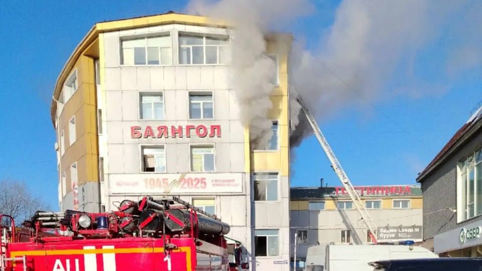 Мощный пожар охватил ТЦ в Улан-Удэ, пять человек пострадали