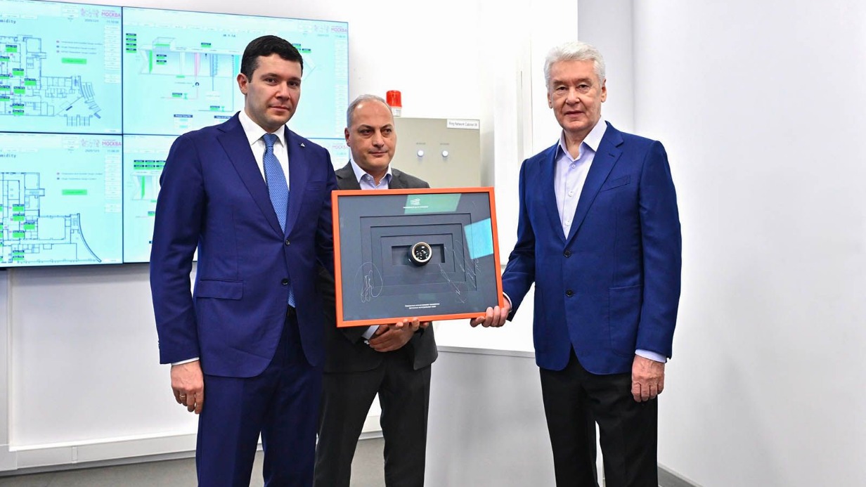 Мэр Москвы Сергей Собянин, учредитель компании — разработчика и производителя оптоэлектронного оборудования Олег Ларионов и министр промышленности и торговли РФ Антон Алиханов на открытии Московского центра фотоники