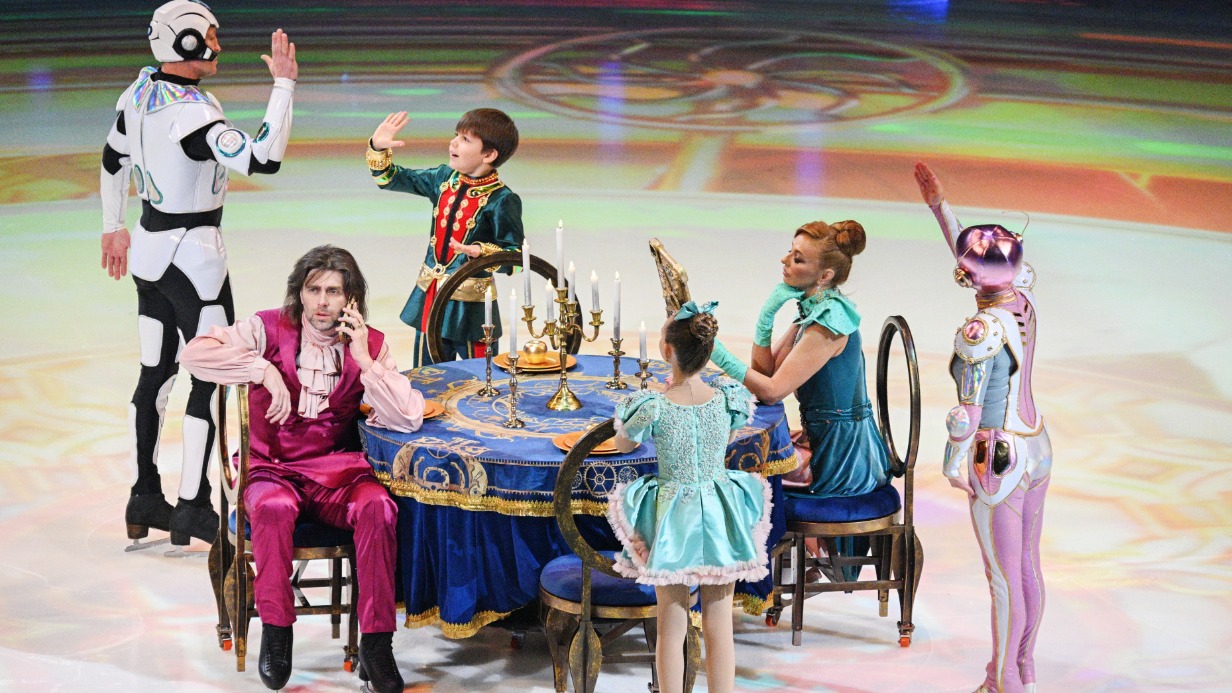 Петр Чернышев в роли папы Мари и Фрица, Татьяна Навка в роли их мамы в шоу «Щелкунчик»