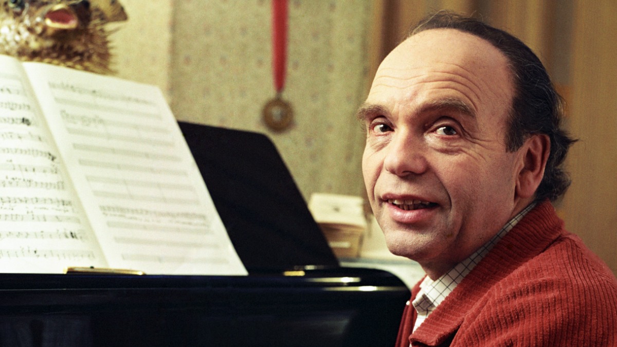 Владимир Шаинский дома за роялем