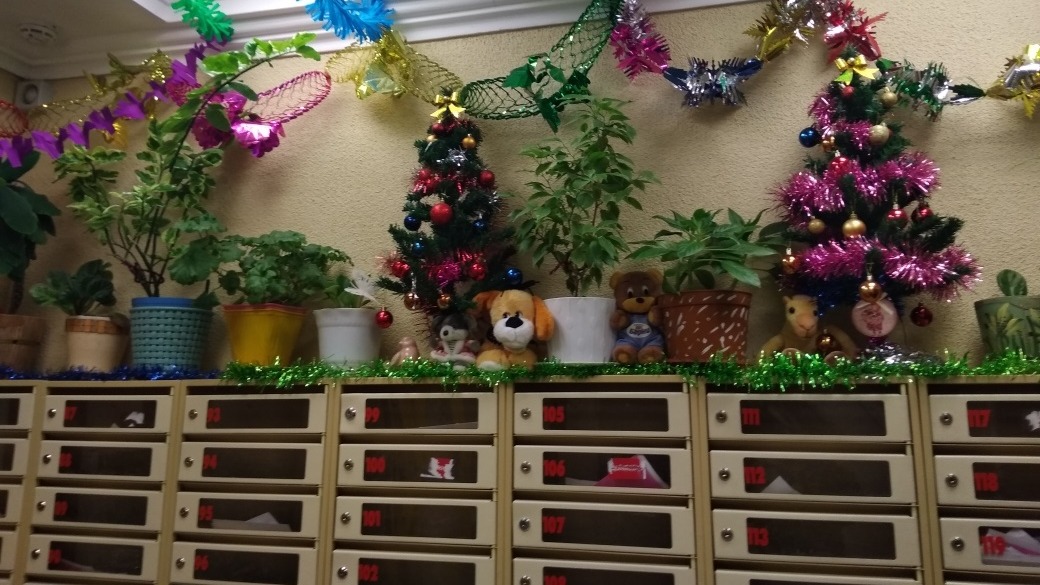 Жильцы дома на Варшавском шоссе каждый год наряжают свой подъезд к новогодним праздникам