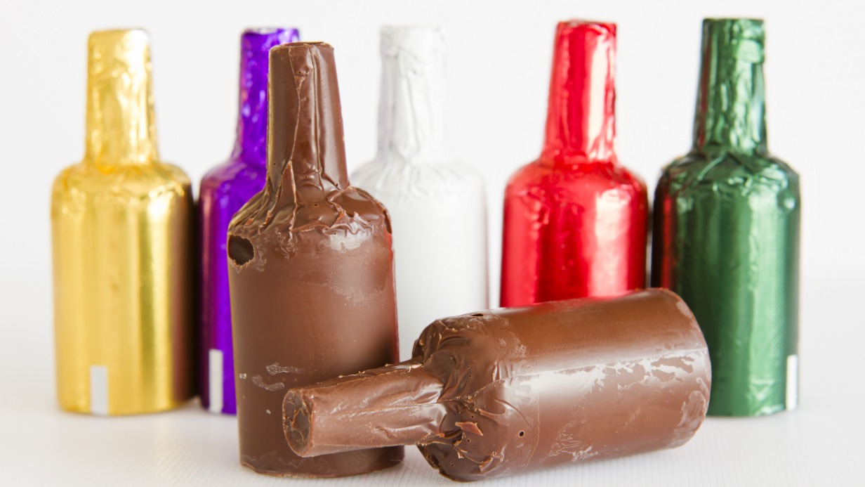 Яд в шоколадной бутылочке: чем опасны конфеты с алкоголем