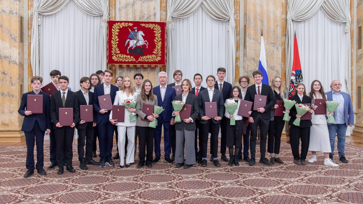 Мэр Москвы Сергей Собянин с награжденными столичными школьниками в Мраморном зале мэрии города
