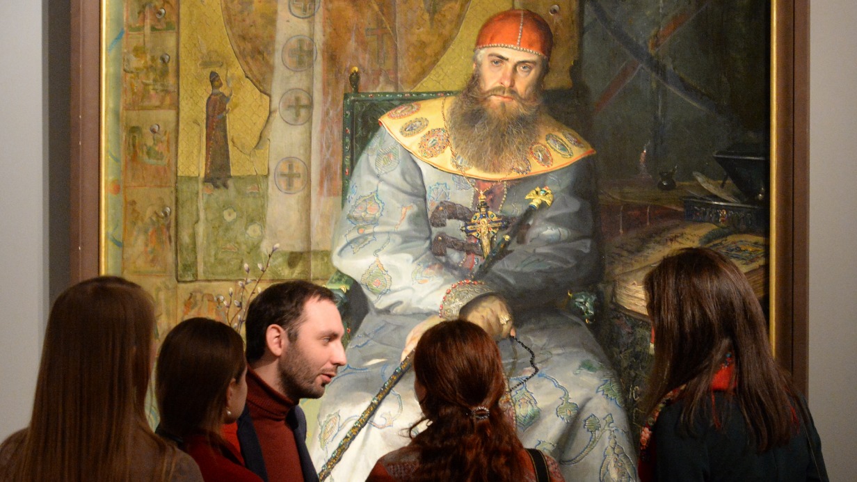 Посетители Третьяковской галереи у картины Павла Рыженко «Царь Алексей Михайлович Тишайший»