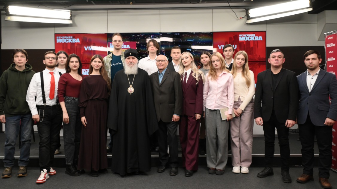 Первый ряд: юнкор «Вечерней Москвы» Владислав Пересторонин, студент МГЛУ Даниил Раскин, редактор группы «Религия» издательства «ЭКСМО» Евгения Ступакова, студентка МГПУ Александра Жучкова, председатель Издательского совета РПЦ митрополит Калужский и Боровский Климент, поэт Виктор Кирюшин, преподаватель словесности Ангелина Зимина, ученицы школы «Хорошкола» Ева Брычкина и Анфиса Ермашова, поэт Сергей Арутюнов, замдиректора технического колледжа «Логос» при Боровском Пафнутьевом монастыре Александр Полянский. Второй ряд: юнкор «Вечерней Москвы» Мария Погонина, студент МЭИ Александр Буланов, студент МГЛУ Илья Попов, ученики «Хорошколы» Георгий и Кира Учуваткины, студент колледжа «Логос» Никита Ганган