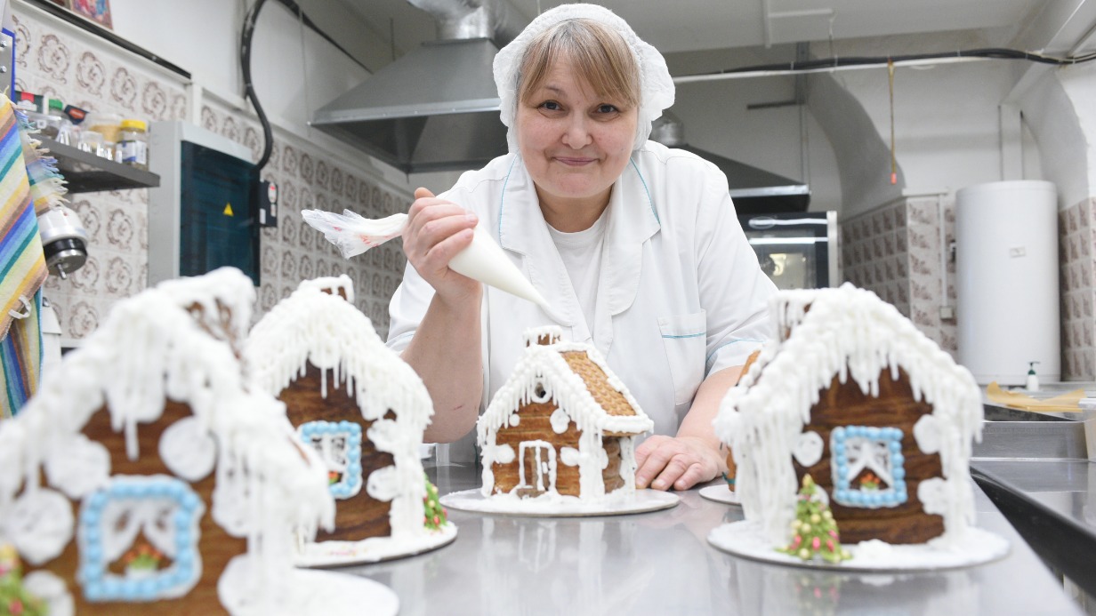 Кондитер Елена Виляева готовит пряничные домики в пекарне Донского монастыря