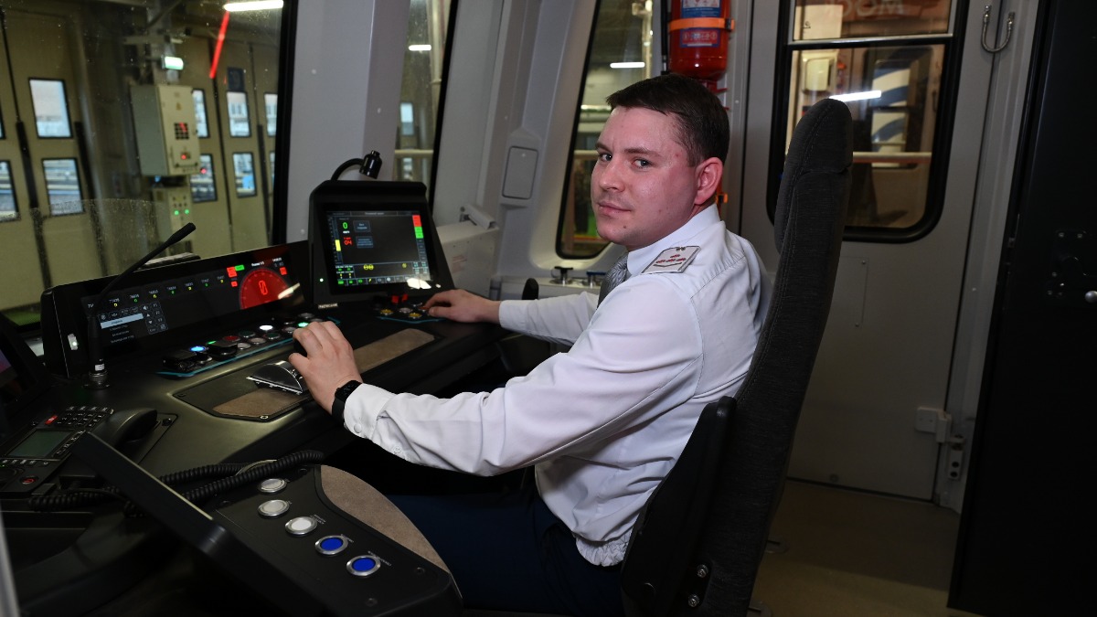 Машинист-инструктор электродепо «Сокол» Алексей Прокофьев демонстрирует кабину нового поезда «Москва-2024». Современные элементы управления и климатические системы сделали работу машиниста более комфортной