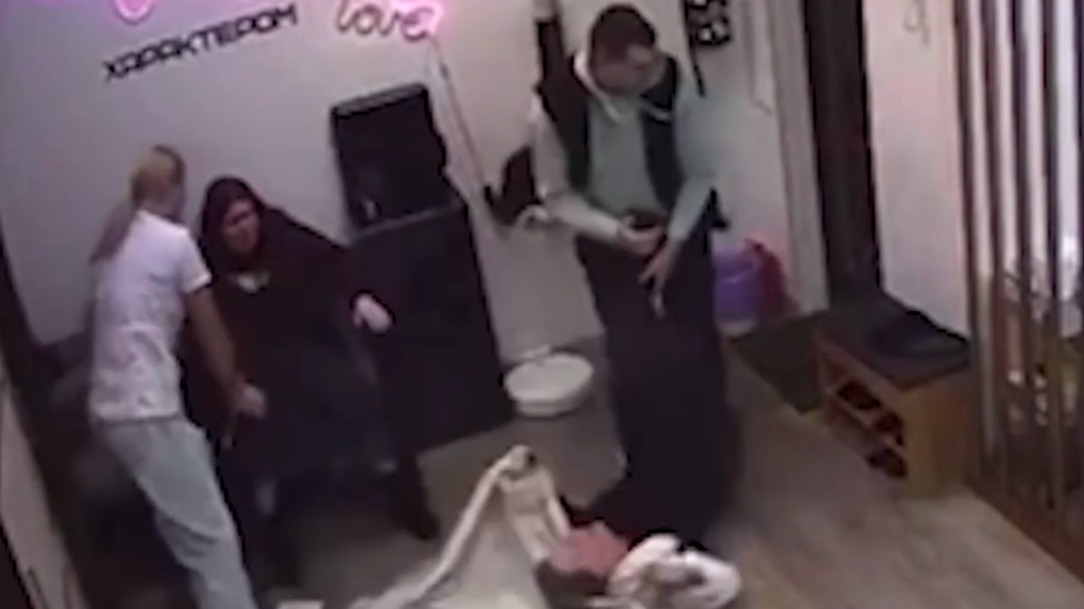 Baza: Блогера Ильину избили в салоне красоты и вытащили за ноги на улицу