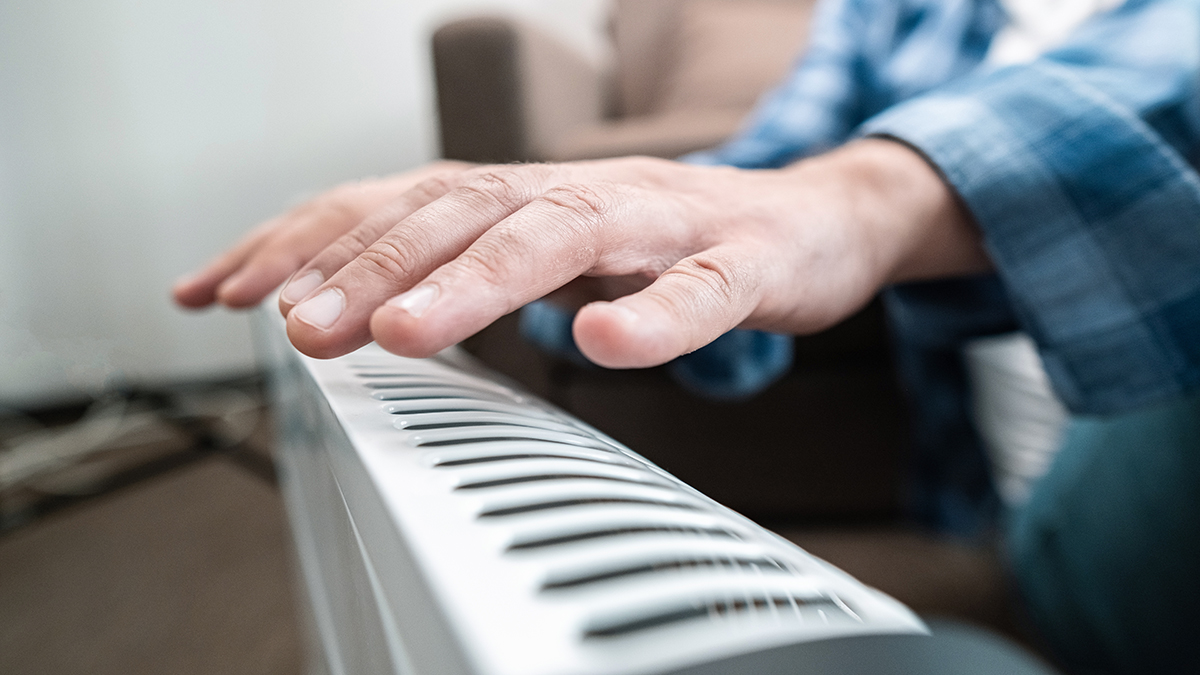 Можно ли сушить одежду на обогревателе и может ли произойти пожар: мнение экс-сотрудника МЧС Бойко