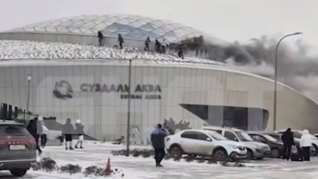 СМИ: Свыше 200 человек эвакуировали из-за пожара в аквапарке в Суздале