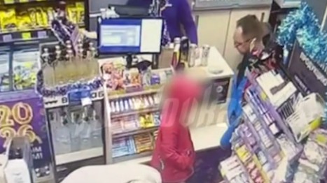 Житель Химок избил маленькую дочь в магазине за просьбу купить конфет