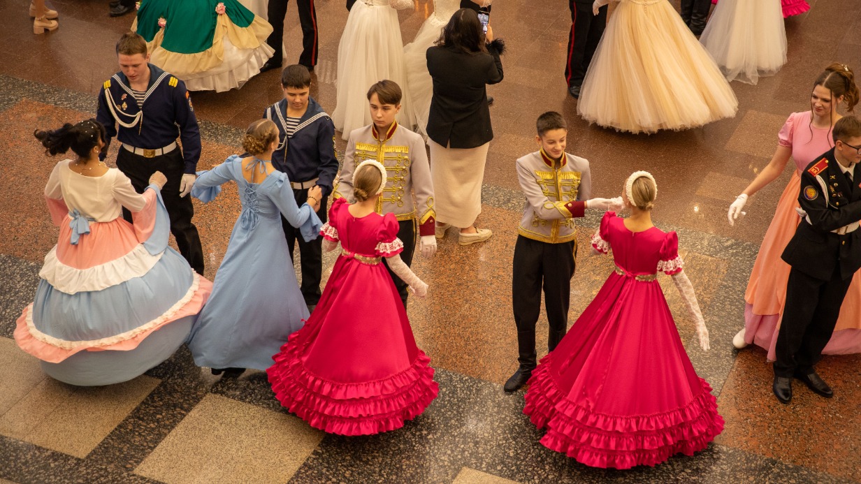 Около 300 участников объединил кадетский бал в Музее Победы