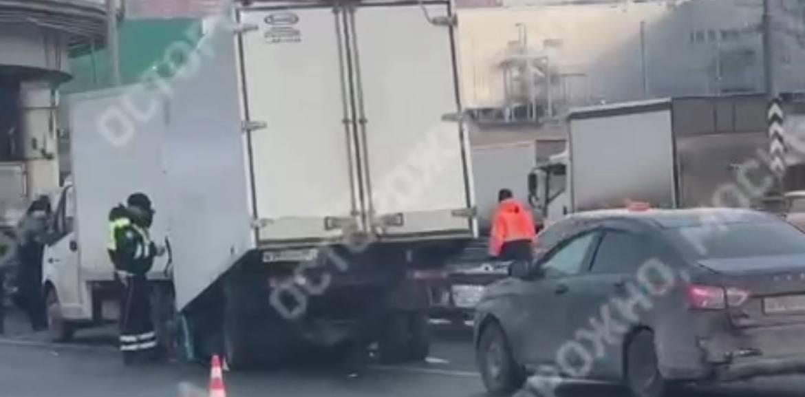 «Газель» врезалась в две машины на юго-востоке Москвы, есть погибший