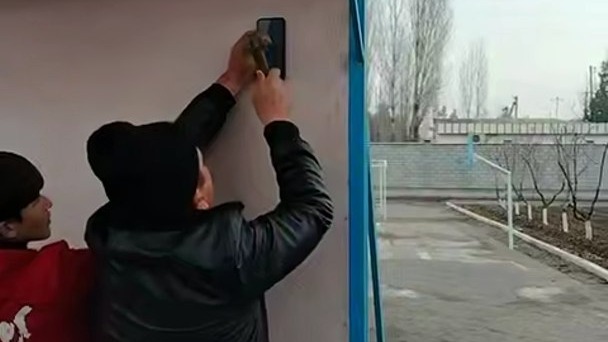 СМИ: В Узбекистане директор школы прибил телефон ученика к доске объявлений