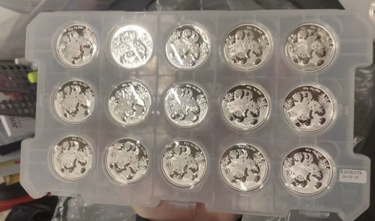 Иностранец пытался провезти из Гуанчжоу в Россию 140 серебряных монет с пандой