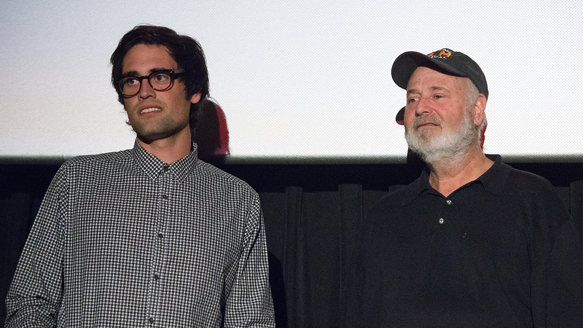 Сыну режиссера Роба Райнера предъявили обвинение в убийстве родителей