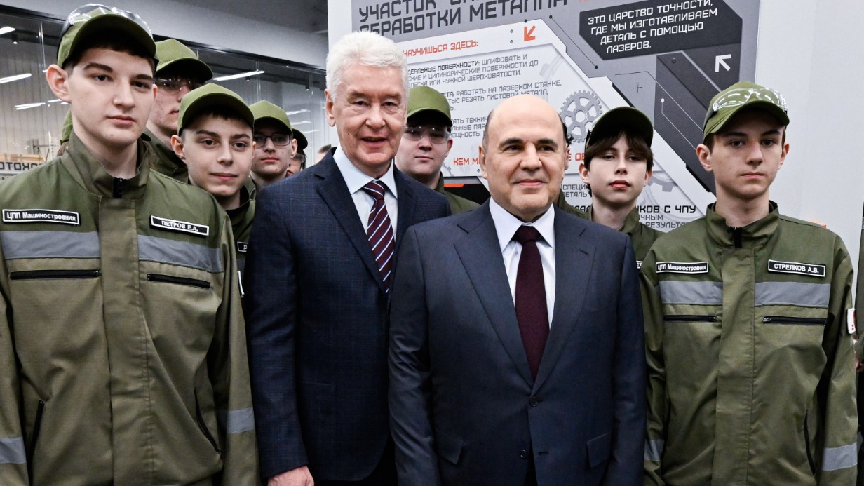 Студент Московского государственного образовательного комплекса Егор Петров, мэр Москвы Сергей Собянин, председатель правительства Российской Федерации Михаил Мишустин и студент Московского государственного образовательного комплекса Артем Стрелков на открытии Центра практической подготовки для машиностроения