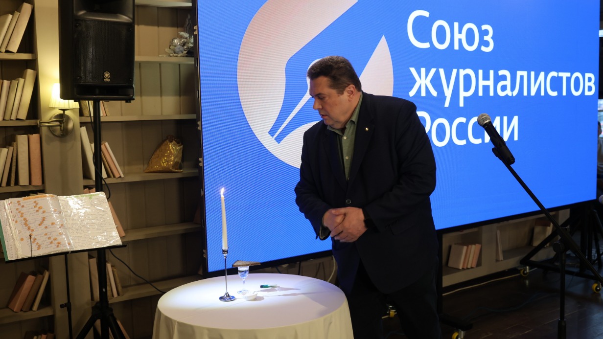 На мероприятии, посвященном Дню памяти погибших журналистов, председатель СЖР Владимир Соловьев зажег свечу в память о коллегах
