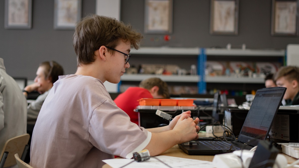 БПЛА и мобильная робототехника: в Москве стартовала всероссийская олимпиада по робототехнике