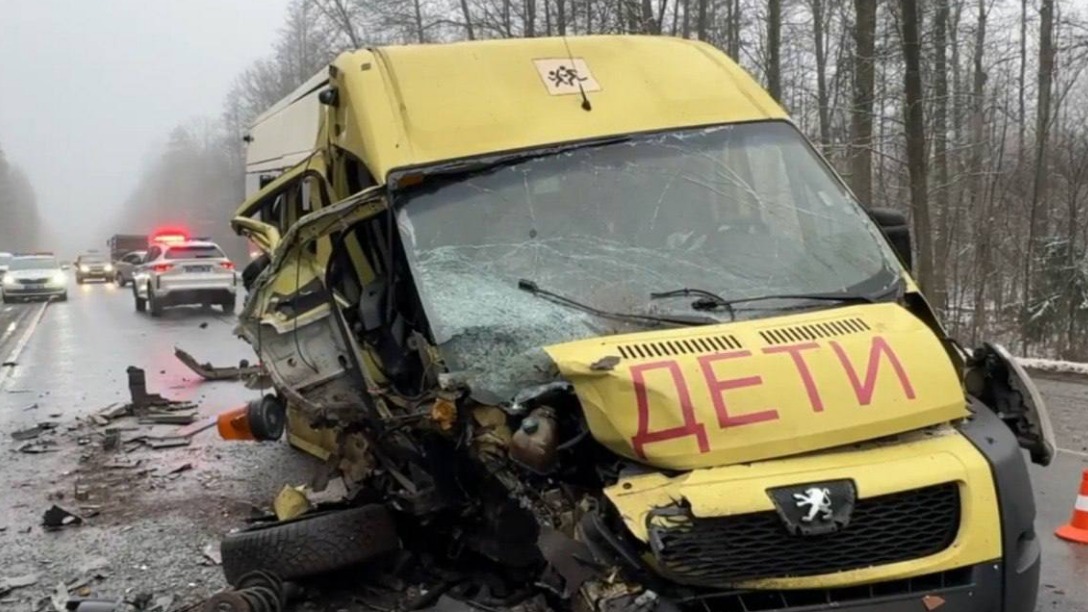 Автобус с детьми попал в ДТП в Брянской области