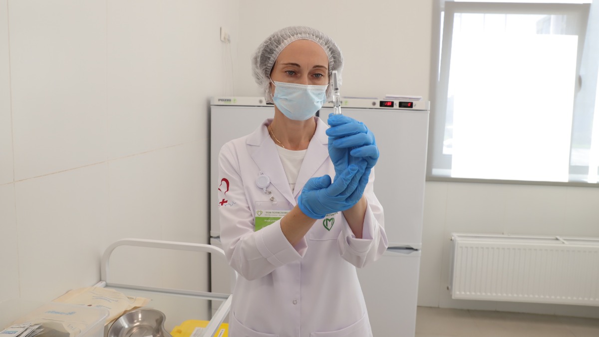 Медсестра Анна Досмагамбетова с вакциной от гриппа