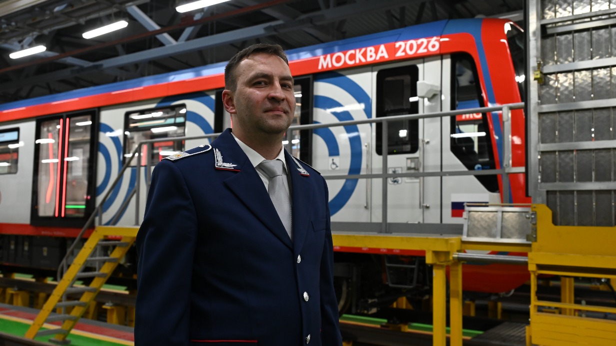 Первый заместитель начальника службы подвижного состава ГУП «Московский метрополитен» Антон Мокрушин рассказывает об особенностях нового поезда «Москва-2026» перед тем, как этот состав выйдет на Замоскворецкую линию и начнет перевозить пассажиров