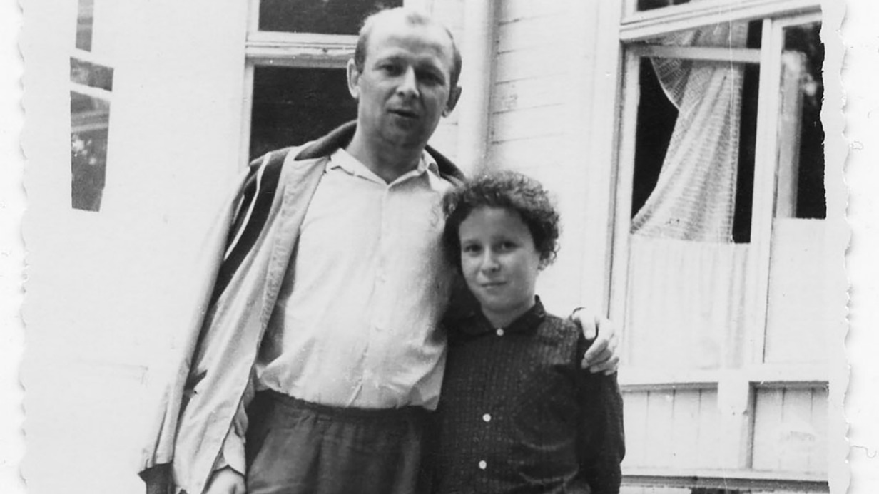 Поэт Константин Яковлевич Ваншенкин с 11-летней дочкой Галей на латвийском курорте Дубулты