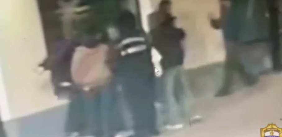 Мужчина напал с ножом на двух прохожих в центре Москвы