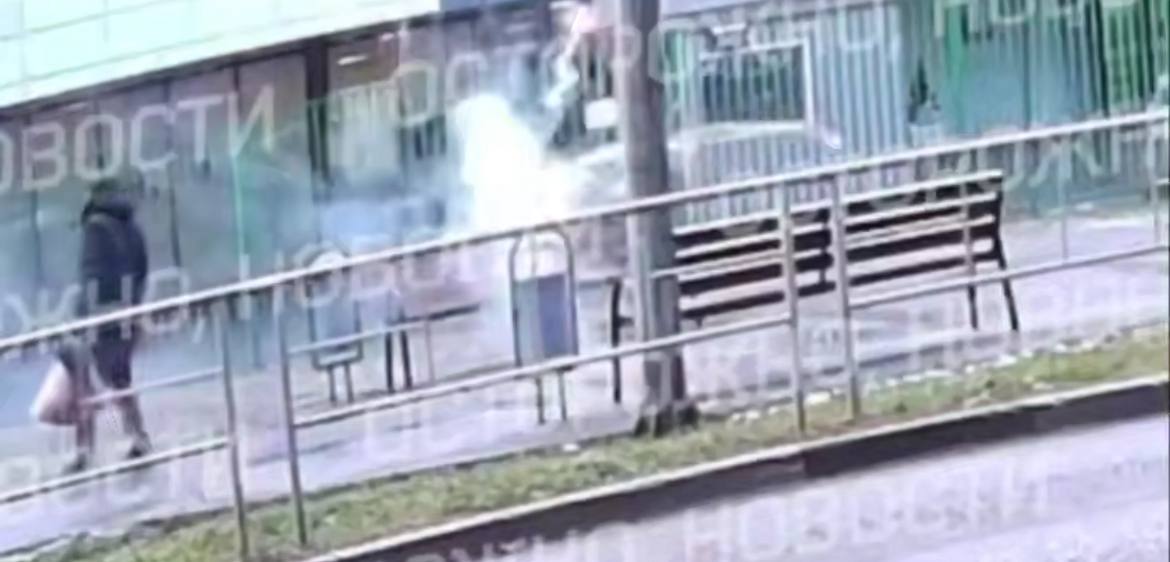 Неизвестный взорвал фейерверки около школы в Мытищах