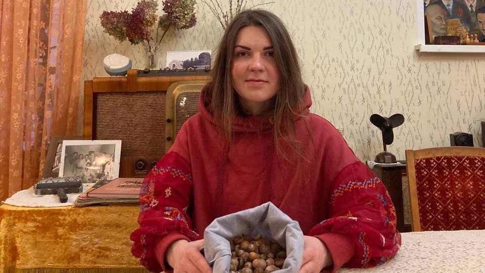 Общественный деятель Дарья Иванова держит мешок с желудями «курчатовских дубов»