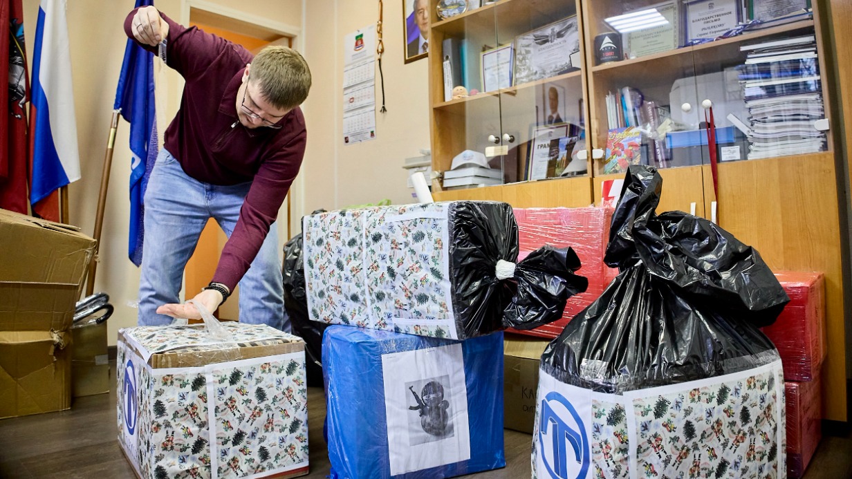 Жители ЮВАО собрали новогодние подарки для бойцов СВО и детей из новых регионов