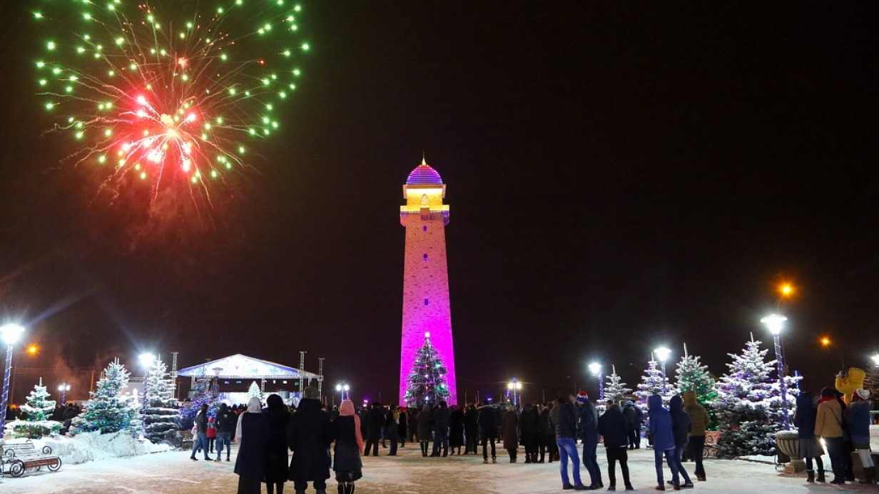 Жители Магаса празднуют Новый год возле елки, установленной рядом с башней Согласия