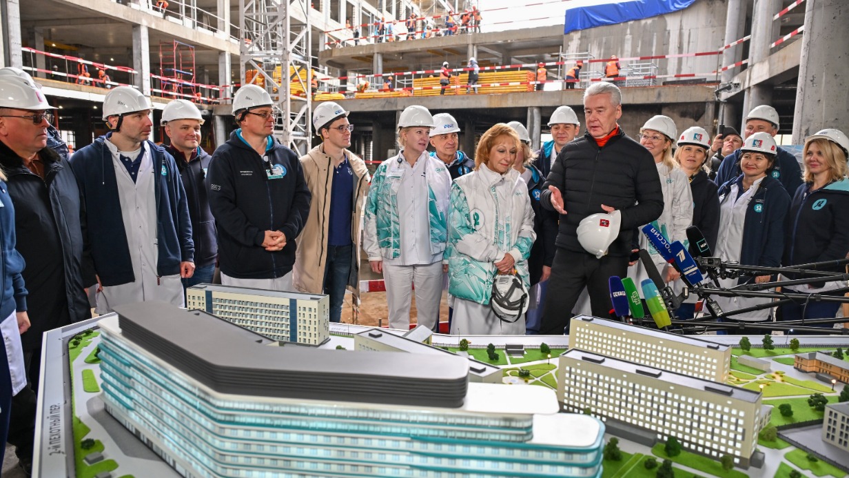 Мэр Москвы Сергей Собянин и директор МКНИЦ «Больница № 52» Марьяна Лысенко во время осмотра хода строительства нового многопрофильного комплекса этой больницы, которая в декабре отмечает свое 70-летие. На макете видно, каким станет новое здание