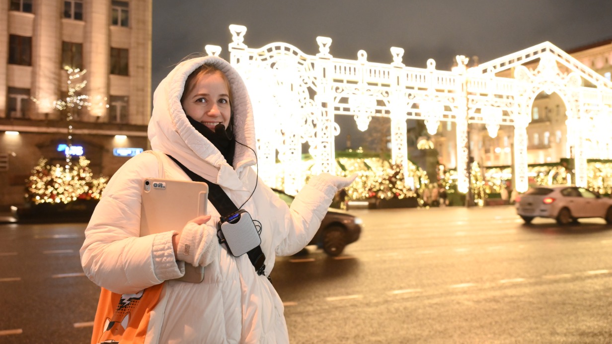 Гид Марина Иванова рассказывает участникам экскурсии о самой протяженной арке в столице, которая находится на Тверской площади