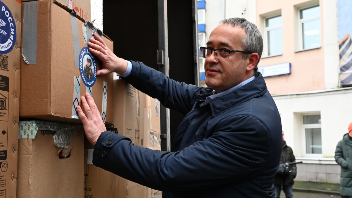 Председатель Мосгордумы Алексей Шапошников готовит к отправке собранный москвичами и депутатами столичного парламента 45-й гуманитарный конвой для военнослужащих, жителей новых и приграничных регионов России